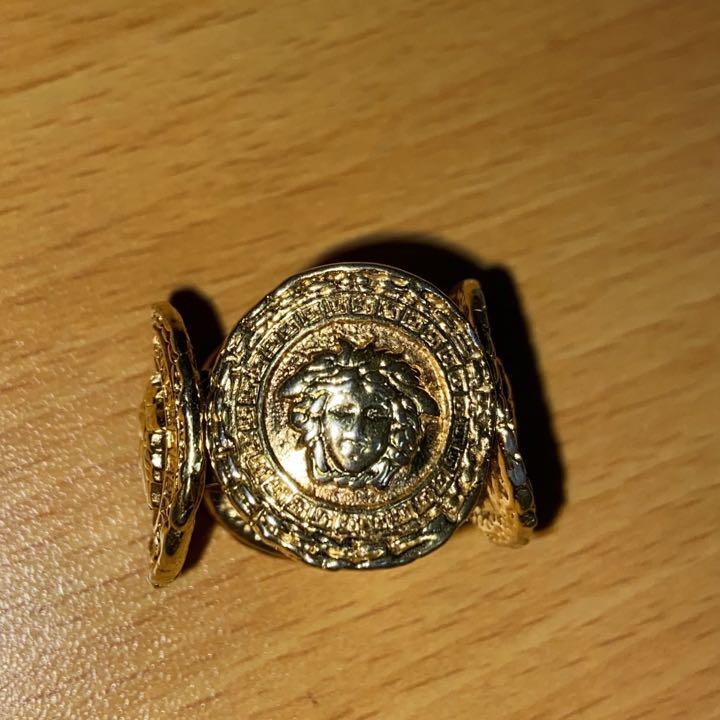 人気ブランド新作豊富 ジャンニ ヴェルサーチ メデューサ 4面リング